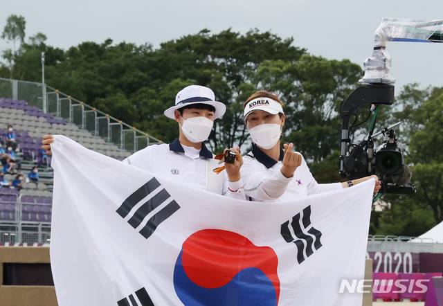 [도쿄(일본)=뉴시스] 최진석 기자 = 대한민국 양궁 대표팀 안산이 30일 일본 도쿄 유메노시마 양궁장에서 열린 2020 도쿄올림픽 양궁 여자 개인 결승 러시아올림픽위원회 옐레나 오시포바와의 경기에서 우승을 차지한 뒤 류수정 감독과 기뻐하고 있다. 2021.07.30. myjs@newsis.com