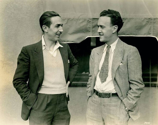 젊은 시절의 월트 디즈니(왼쪽)와 어브 아이웍스. 둘은 십대 때 만나 평생을 같이 일한 친구이자 동료였다. 사진은 1928년쯤 촬영된 것으로 추정된다.