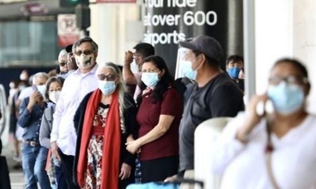 미국 로스엔젤레스(LA)의 LA국제공항에 마스크를 쓴 여행객들이 서 있다. 신화=연합뉴스