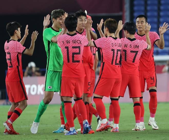 한국 올림픽축구대표팀 선수들이 지난 28일 일본 요코하마 국제경기장에서 열린 2020 도쿄올림픽 남자축구 조별릭 B조 3차전 온두라스와 경기에서 승리한 뒤 기뻐하고 있다.     요코하마 | 연합뉴스