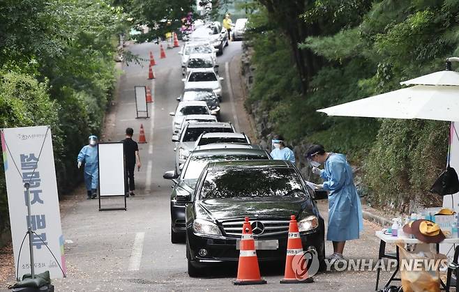 붐비는 드라이브스루 선별검사소 (서울=연합뉴스) 김도훈 기자 = 29일 오후 서울 서초구 심산기념문화센터 주차장에 설치된 '드라이브 스루 임시선별검사소'를 찾은 시민들이 차 속에서 오후 검사 시작을 기다리고 있다. 2021.7.29 superdoo82@yna.co.kr