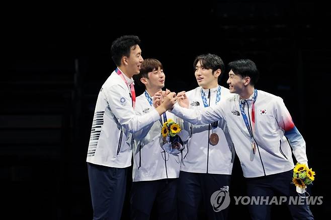 [올림픽] 우리는 하나 (도쿄=연합뉴스) 김인철 기자 = 한국 펜싱 남자 에페 대표팀 선수들이 30일 일본 마쿠하리메세 홀에서 열린 도쿄올림픽 펜싱 남자 에페 단체 시상식에서 동메달을 목에 걸고 기념촬영을 하고 있다. 
    왼쪽부터 권영준, 마세건, 박상영, 송재호. 2021.7.30 yatoya@yna.co.kr