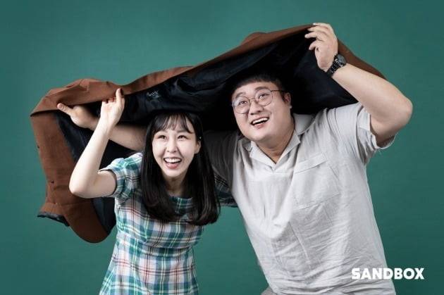 유튜브 '웃커플'의 주인공. 코미디언 민솔유(왼쪽), 양준모./사진제공=샌드박스