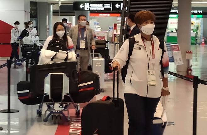 박세리 감독이 이끄는 한국 여자골프 대표팀은 선수들이 31일 일본 나리타공항에 도착 후 입국장을 빠져나오고 있다. (사진=연합뉴스)