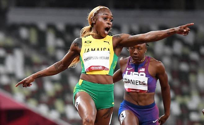 일레인 톰프슨(자메이카)이 31일 일본 도쿄올림픽 스타디움에서 열린 여자 육상 100m에서 10초61의 올림픽 기록으로 가장 먼저 결승선을 통과하고 있다. (사진=AFPBBNews)