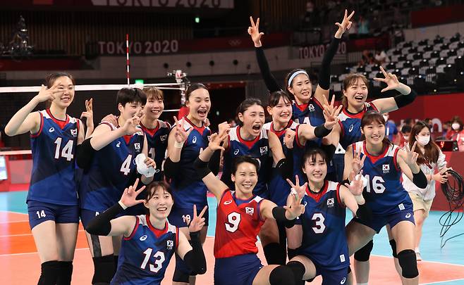 일본전 승리 후 기념사진 찍는 한국 여자배구 대표팀./도쿄=올림픽사진공동취재단