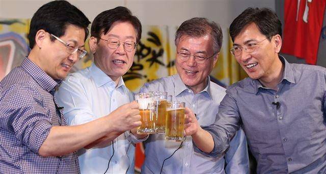 2017년 4월 8일 더불어민주당 경선 직후 경선주자였던 최성 고양시장과 이재명 성남시장, 문재인 대통령과 안희정 충남지사가 호프집에서 만나 건배를 나누며 화합을 다짐했다. 연합뉴스