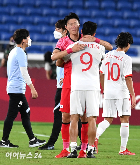 한국 황의조가 31일 오후 일본 요코하마 국제 종합경기장에서 진행된 '2020 도쿄올림픽' 남자축구 8강전 대한민국과 멕시코의 경기에서 3-6으로 패배한 후 마틴과 포옹하고 있다.