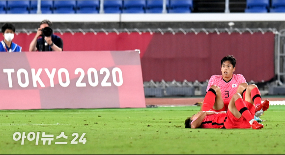 한국 올림픽 축구대표팀이 31일 오후 일본 요코하마 국제 종합경기장에서 진행된 '2020 도쿄올림픽' 남자축구 8강전 대한민국과 멕시코의 경기에서 3-6을 패배한 후 아쉬워하고 있다.