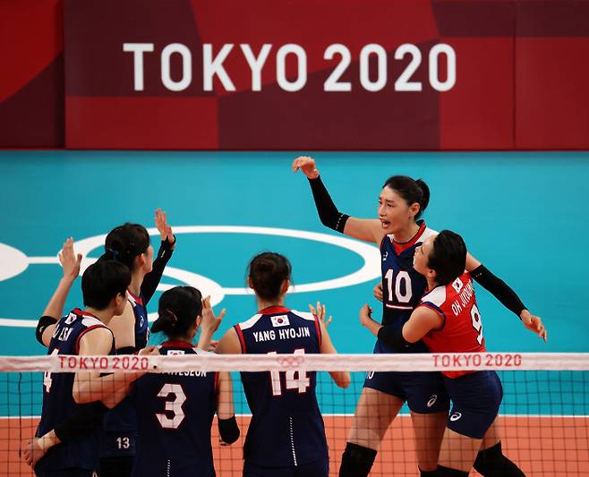 김연경 선수가 31일 저녁 일본 도쿄 아리아케 아레나에서 열린 2020 도쿄올림픽 여자 배구 에이(A)조 4차전 일본과의 경기에서 공격을 성공한 뒤 선수들과 함께 환호하고 있다. | 도쿄=올림픽사진공동취재단