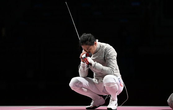 Kim Ji-yeon kisses her sabre after scoring the last point of the bronze medal match against Italy on Saturday at the Makuhari Messe Hall in Chiba, Japan. [JOINT PRESS CORPS]