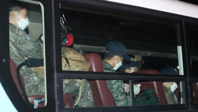 20일 오후 충북의 한 생활치료센터에 코로나19 집단감염으로 귀국한 청해부대 34진 문무대왕함의 장병들을 태운 버스가 들어서고 있다. 연합뉴스