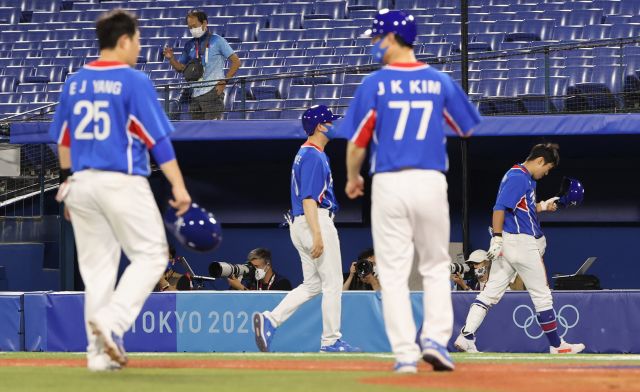 올림픽 야구 대표팀이 31일 일본 요코하마 스타디움에서 열린 도쿄올림픽 야구 B조 예선 미국과의 경기에서 패한 뒤 아쉬워하고 있다. 연합뉴스