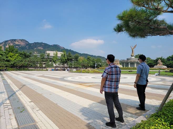 지난 30일 오전 청와대 앞 분수대에서 서울경찰청 '202경비단' 직원들이 사복차림으로 근무를 하고 있다. [사진=이윤식 기자]