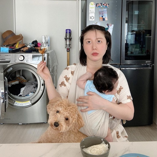 Singer Butterfly, 36, has spoken out about the Parenting grievance.Butterfly posted several photos on his Instagram on the 31st with an article entitled Wow its hard to eat # go down # home, # laundry, no weekend # parading # pungcheon eel # groovy bang # chuno life.Butterfly in the public photo is eating with a tired look. Butterfly is wearing an untidy grope bangs in a makeup-free face.The dog attached to the side of the son and Butterfly in his arms gives a smile.Butterfly, who seems to be out of energy, is struggling to eat eels, and many people are cheering.Butterfly married a non-entertainer in 2019, and won in May.