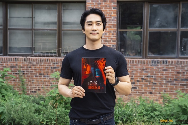 Song Seung-heon delivered his End impression of Voice 4.On July 31, Song Seung-heons agency King Kong by Starship released an end testimony and a photo of Song Seung-heons last script certification, which starred as Derek Joe in TVN Voice 4: Judgment Time (director Shin Yong-hwi/playplayplayed Mar Jin-won/production studio Dragon, Voice Production) (hereinafter referred to as Voice 4).Song Seung-heon, through his agency, said, Hello, this is Song Seung-heon, who plays Derek Joe.Im so sorry that Voice 4, which started in the cold winter and worked hard until the hot summer day, is already End, he said.It was a shooting that had to consume a lot of energy physically, including action, but I am glad that I can finish shooting healthy until the end.Thank you to the bishop, the artist and the staff who have prepared a lot of consideration and preparation for that.And I would like to thank the actors including our Golden Time team who always made the scene fun. Finally, Song Seung-heon said, I really appreciate you, viewers who have enjoyed and loved it to the end.I will also be able to greet you in a good way in a new work. Thank you. Song Seung-heon was a detective from LAPD and a Delic Joe who collaborated with the Golden Time team in Voice 4, showing delicate emotional performance and perfect character digestion.Even in the colorful action, he made a detailed picture of the complex emotional changes of the characters and performed a hot performance to increase the immersion.