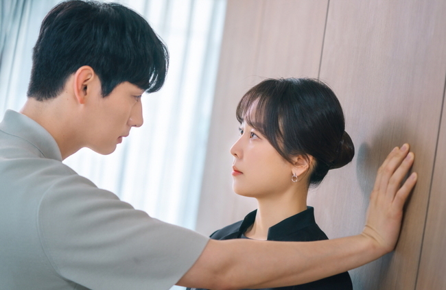 You are my spring Seo Hyun-jin and Yoon Park perform Inevitably Daechi station in the atmosphere of the day.In the last TVN monthly drama You Are My Spring (playplay by Lee Mi-na/directed by Jung Ji-hyun/produced by Hwa-An-Dam Pictures), Kang Da-jung witnessed a Chase holding a folded rose with paper and was shocked.Kang Da-jung, who emerged with afterimages about Chae-joon in the past, took a backward step, and he caught Kang Da-jung, who was shaking by Ju Young-do (Kim Dong-wook), who appeared at that time.As the surprised Kang Dae-jung grabbed the arm of Ju Young-do, the worried eyes of Ju Young-do and the cold freezing Chase were put in order, creating an unusual atmosphere.In this regard, the scene of Inevitably Face-to-face, where Seo Hyun-jin and Yoon Park are standing face to face with a sad expression, was captured.Chase, who was bandaged in his injured hand in the play, suddenly approached as if threatening Kang Da-jung.Chase, who is approaching Kang Da-jung with his expressionless words, blocks him with his arm that prevents Kang Da-jung from leaving, and Kang Da-jung looks directly at Chase with fear hidden.I wonder why Chase has pushed Kang Dae-jung as the two mens tightness without backing up gives me a sense of urgency that makes me sweat in my hands.Seo Hyun-jin and Yoon Park are preparing for the rehearsal more closely than ever at the Inevitably Wall Mill Daechi Station scene.Chase, who gave a bloody aura as if to crush Kang Dae-jung, and Kang Dae-jungs clash, which conveys his opinion straightly even in fear and fear, had to be drawn with urgency.In particular, Yoon Park has been enthusiastic about the more complete screen by discussing with the director about the movement of Chase, gestures, poses and other minor parts.In addition, Seo Hyun-jin expressed the appearance of Kang Dae-jung, a concierge manager who is uncomfortable, afraid, and polite.Two people who were completely immersed in the scene drew the intense emotions of Kang Dae-jung and Chase with delicate Acting, killing all those who watched.