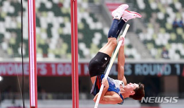 [도쿄(일본)=뉴시스] 이영환 기자 = 진민섭이 31일 오전 일본 도쿄 올림픽 스타디움에서 열린 도쿄올림픽 남자 장대높이뛰기 A조 예선에 참가하고 있다.  2021.07.31. 20hwan@newsis.com