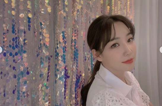Actor Lee Yoo-ri has sparked admiration by revealing the current state of innocent beautiful looks.Lee Yoo-ri posted several photos on his Instagram on the 31st with an article called Lee Yoo-ri.Lee Yoo-ri in the photo poses in front of a bling-bling curtain.It is a white fashion that shows a lovely charm in a hairstyle tied together and reveals more beautiful looks.Lee Yoo-ri, who emits the charm of the goddess of the atmosphere deepened in the doll-like visuals, responded that the fans were a really pretty fairy, a twinkle, a brighter sister in the dark.Meanwhile, Lee Yoo-ri will meet fans through Channel A entertainment Legend Music Classroom - Lala Land.Lala Land will be broadcasted on August 10th as a music variety program in which performers with desire for songs gather to sing songs directly to Korean Legend singers.