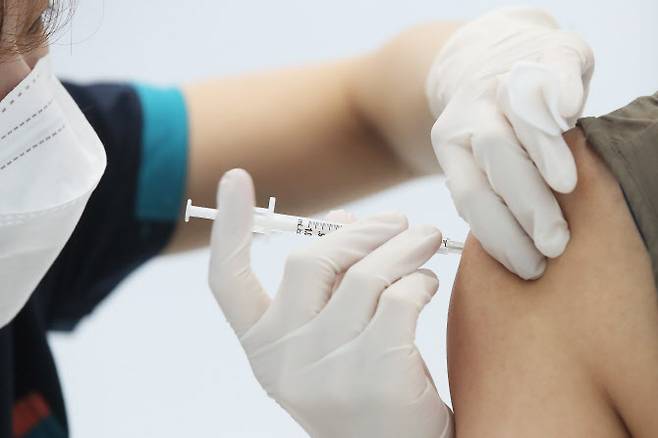 서울시 동작구 예방접종센터가 마련된 동작구민체육센터에서 의료진이 백신을 접종하고 있다.(사진=연합뉴스)