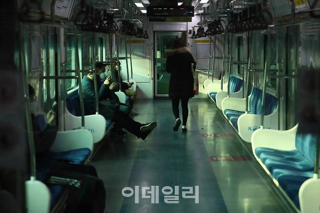 서울 1호선 지하철이 한산한 모습을 보이고 있다. (사진=노진환 기자)