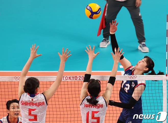 31일 저녁 일본 도쿄 아리아케 아레나에서 열린 '2020 도쿄올림픽' 여자 배구 A조 조별리그 4차전 대한민국과 일본의 경기에서 박정아가 공격을 하고 있다. 2021.7.31/뉴스1 © News1 송원영 기자