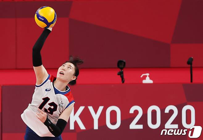 배구 박정아가 29일 오전 일본 도쿄 아리아케 아레나에서 열린 '2020 도쿄올림픽' 여자 배구 A조 조별리그 3차전 대한민국과 도미니카공화국의 경기에서 서브를 하고 있다. 2021.7.29/뉴스1 © News1 이재명 기자