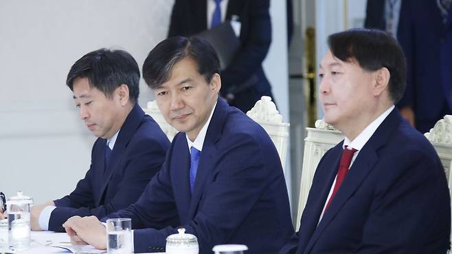 조국 전 법무장관과 윤석열 전 검찰총장이 2019년 청와대에서 나란히 앉아 문재인 대통령의 인사말을 듣고 있다. 당시 조 전 장관은 민정수석이었으며, 가장 유력한 차기 법무부 장관 후보자로 거론되고 있었다. /연합뉴스