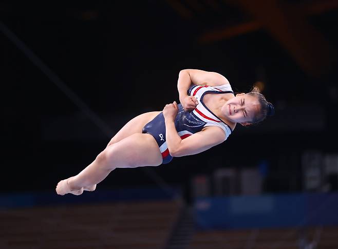 1일 오후 일본 아리아케 체조경기장에서 열린 도쿄올림픽 기계체조 여자 도마 결승에서 대한민국 여서정이 공중에서 비틀기 연기를 하고 있다./ /로이터 연합뉴스