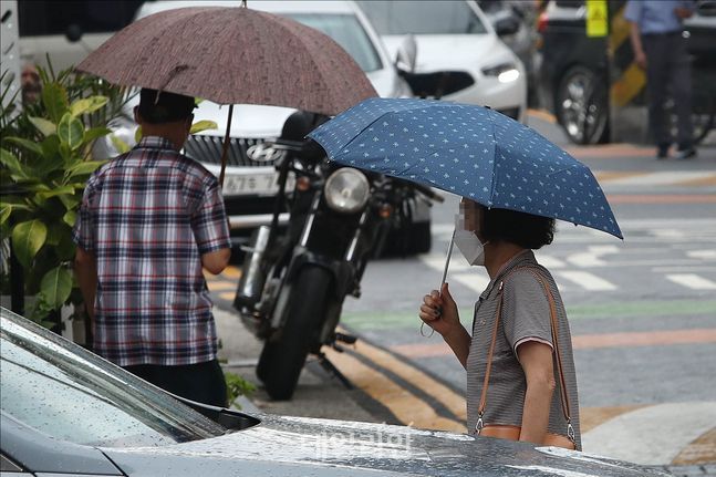 전국적 대부분 지역에 폭염이 계속되고 있는 가운데 7월29일 오후 서울 성북구에 더위를 식히는 소나기가 내리고 있다.ⓒ데일리안 홍금표 기자
