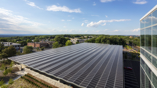 LG전자가 2050년까지 국내외 모든 사업장에서 사용하는 에너지를 신재생 에너지로 대체하는 계획을 18일 발표했다. 사진은 지난해 상반기에 완공한 LG전자 북미법인 신사옥 지붕에 설치된 태양광 패널. LG전자 제공