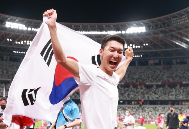 우상혁이 1일 오후 도쿄 올림픽 스타디움에서 열린 올림픽 남자 높이뛰기 결승전에서 4위를 차지한 뒤 태극기를 흔들며 환호하고 있다. 올림픽사진취재단