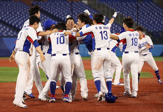 김현수가 1일 2020 도쿄올림픽 도미니카공화국과의 경기에서 끝내기 안타를 기록한 뒤 기뻐하고 있다.