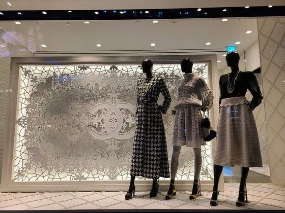 고급스럽게 전시된 롯데백화점 본점의 샤넬 매장 쇼윈도. 이소아 기자