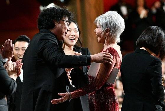 지난해 아카데미 시상식에서 봉준호 감독에게 작품상을 시상하며 축하인사를 건네는 배우 제인 폰다. 시크한 은발 숏컷의 정석. AFP=연합뉴스
