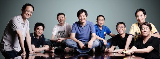 샤오미 경영진. 가운데가 설립자인 레이 쥔 회장, 맨 왼쪽이 공동 설립자인 랜 빈 부회장이다. 〈샤오미 홈페이지 캡처〉