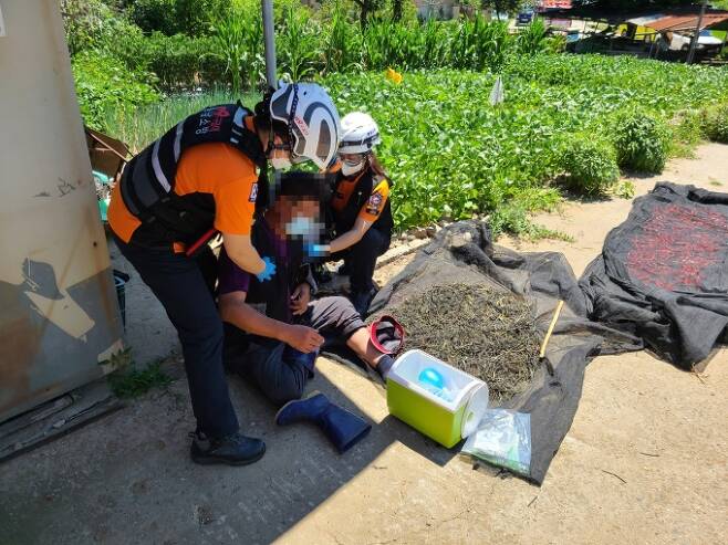 충남홍성의 열경련 응급환자를 충남119 구급대원이 응급 처치하는 모습.