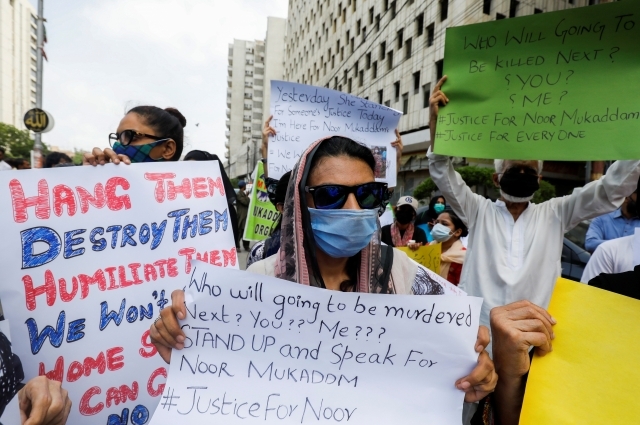 7월 25일 파키스탄 카라치에서 열린 시위에서 사람들이 파키스탄 전 외교관의 딸 누르 무카담(27)의 살해와 여성과 소녀에 대한 폭력 규탄의 팻말을 들고 있다. 로이터연합