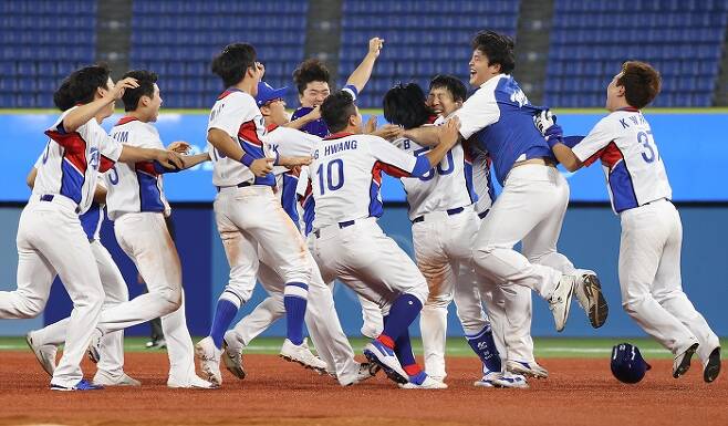 한국 야구대표팀이 1일 오후 일본 가나가와현 요코하마 스타디움에서 열린 도미니카 공화국과의 2020도쿄올림픽 야구 녹아웃 스테이지 1라운드에서 9회말 3점을 뽑아내는 대역전극을 펼치며 4-3으로 승리했다. /사진=뉴스1