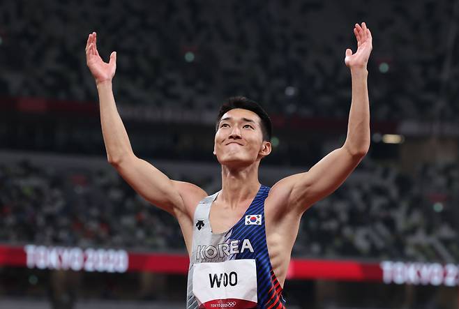 도쿄올림픽 남자 높이뛰기 우상혁이 1일 도쿄 올림픽스타디움에서 열린 결선에서 2.39미터 시도 전 박수를 유도하고 있다. 연합뉴스