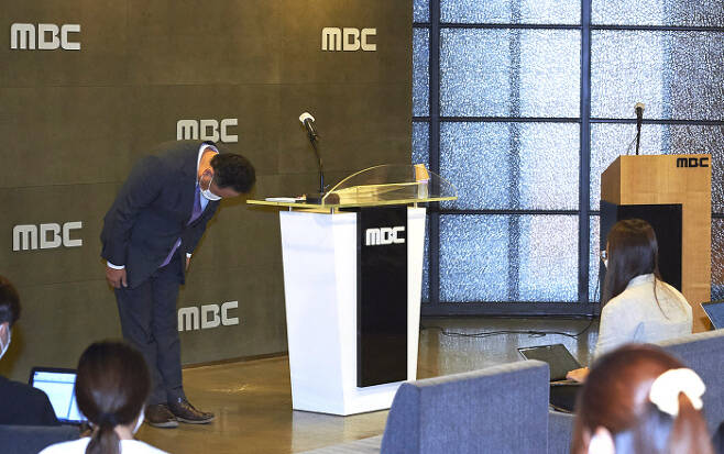 대국민 사과 긴급 기자회견을 하는 MBC 박성제 사장. 사진제공|MBC