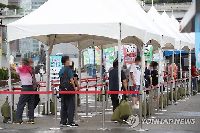 코로나19 검사 기다리는 시민들 (서울=연합뉴스) 박동주 기자 = 31일 오전 서울역 광장에 마련된 중구임시선별검사소에서 시민들이 검사를 받기 위해 기다리고 있다. 2021.7.31 pdj6635@yna.co.kr