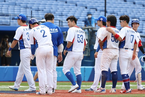 2일 오후 일본 요코하마 스타디움에서 열린 도쿄올림픽 야구 녹아웃 스테이지 2라운드 대한민국과 이스라엘의 경기, 11-1로 이스라엘에 7회 콜드게임 승을 거둔 대한민국 선수들이 기뻐하고 있다. 사진=뉴시스
