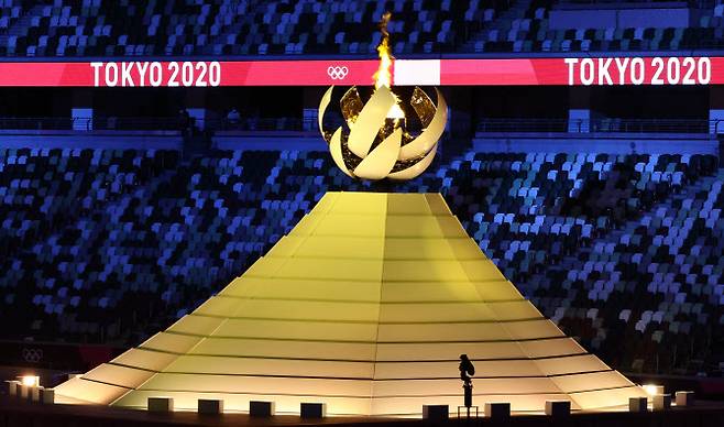 지난달 23일 일본 도쿄 신주쿠 국립경기장에서 열린 2020 도쿄올림픽 개막식에서 성화가 타오르고 있다.(사진=연합뉴스)
