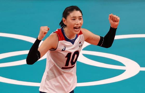 2일 일본 아리아케 아레나에서 열린 도쿄올림픽 여자 배구 A조 조별리그 한국과 세르비아의 경기. 한국 김연경이 득점한 뒤 기뻐하고 있다. 〈사진-연합뉴스〉