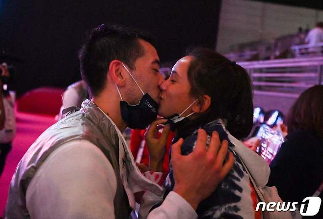 1일(현지시간) 도쿄올림픽 미국 펜싱 국가대표 게렉 마인하르트(31)가 플뢰레 단체전에서 승리한 후 아내인 리 키퍼(27)와 입맞춤을 하고 있다. © AFP=뉴스1 © News1 서한샘 기자