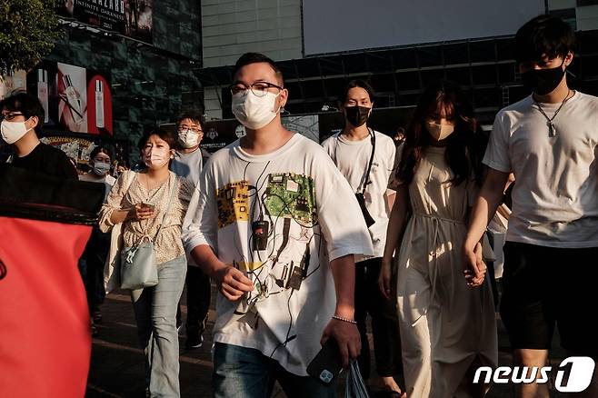 일본 수도 도쿄도의 행인들이 지난달 28일 마스크를 쓴 채 길을 건너고 있다. © AFP=뉴스1