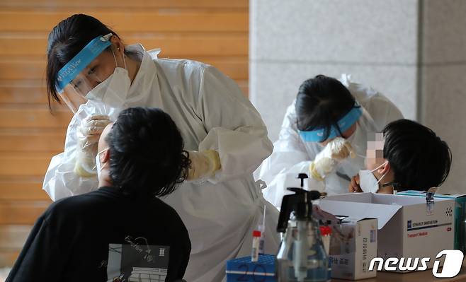 초등학교 학생들이 PCR 검사를 받고 있다./뉴스1 © News1 김기태 기자