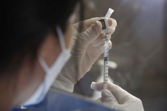 지난달 30일 오후 코로나19 서울시 동작구 예방접종센터가 마련된 동작구민체육센터에서 의료진이 백신을 준비하고 있다. [이미지출처=연합뉴스]