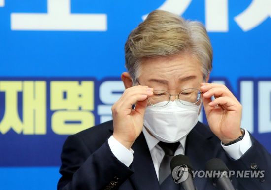 더불어민주당 대권 주자인 이재명 경기지사가 지난 1일 전북도의회에서 열린 기자간담회에서 안경을 고쳐 쓰고 있다./사진=연합뉴스